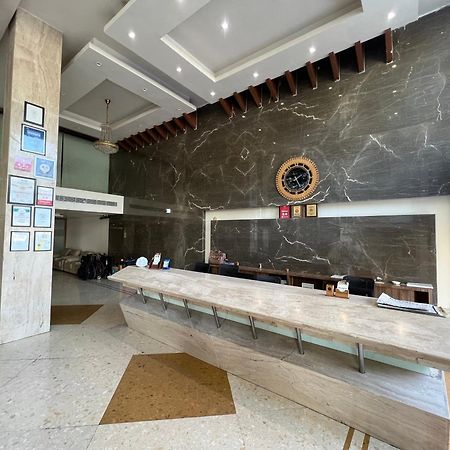 Hotel The Evergrand Palace Rajkot Extérieur photo