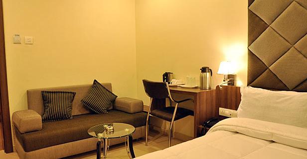 Hotel The Evergrand Palace Rajkot Extérieur photo