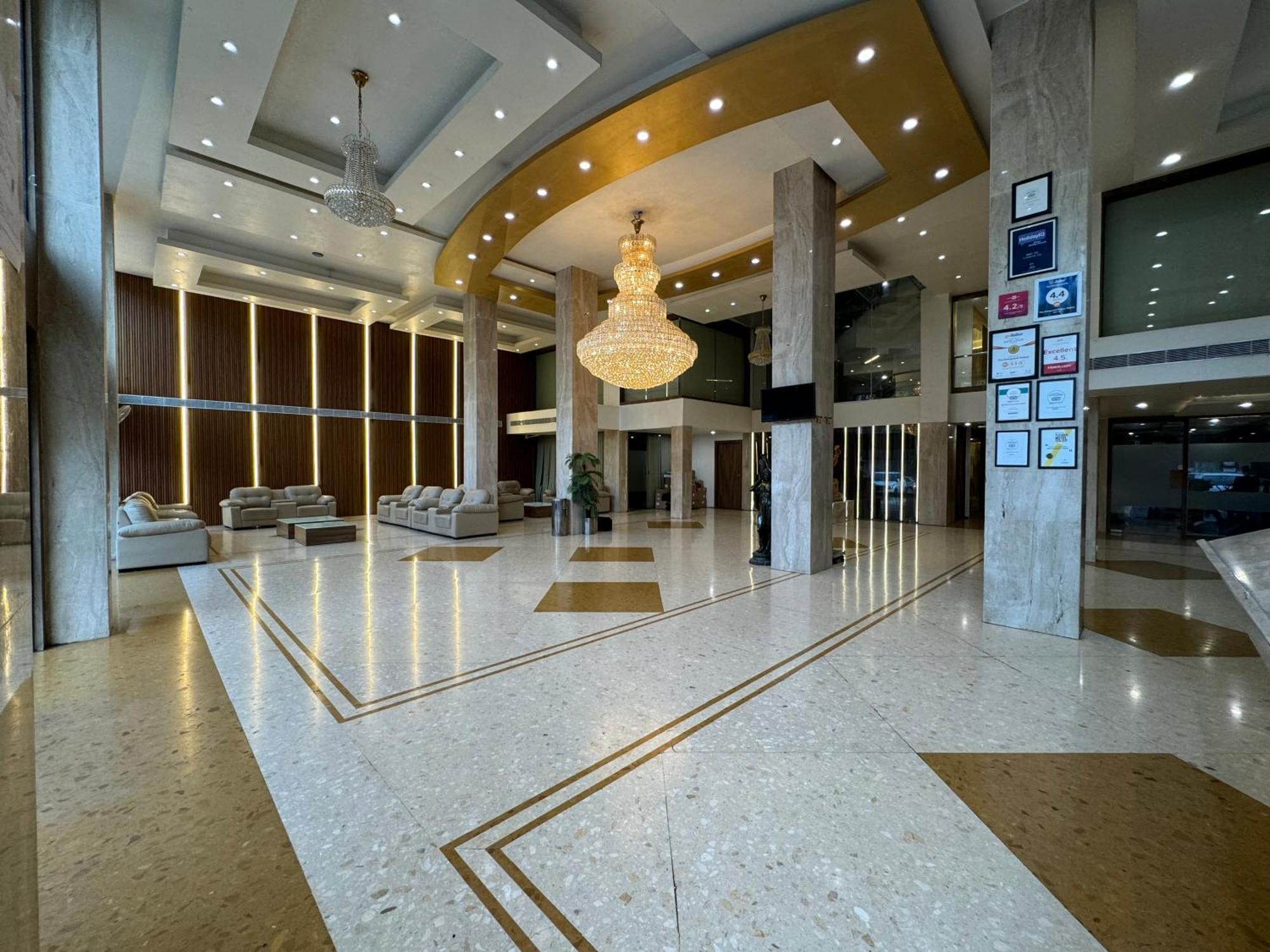 Hotel The Evergrand Palace Rajkot Extérieur photo