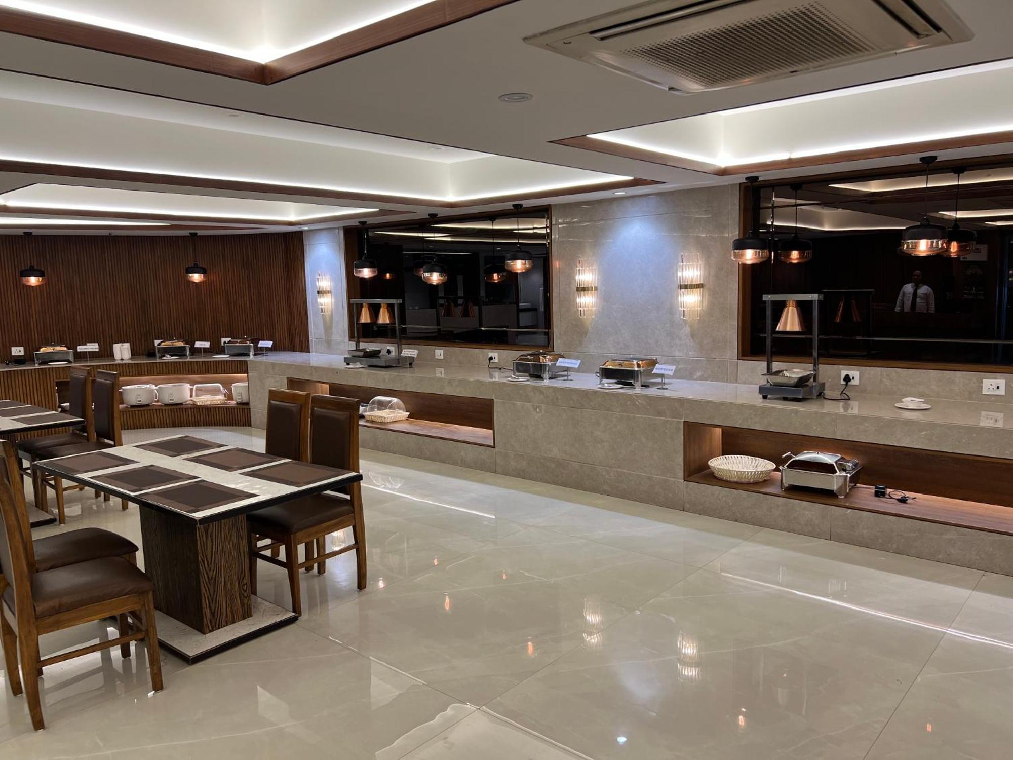 Hotel The Evergrand Palace Rajkot Extérieur photo