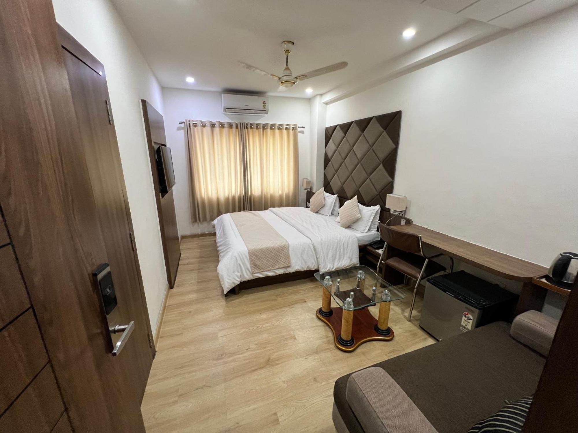 Hotel The Evergrand Palace Rajkot Extérieur photo