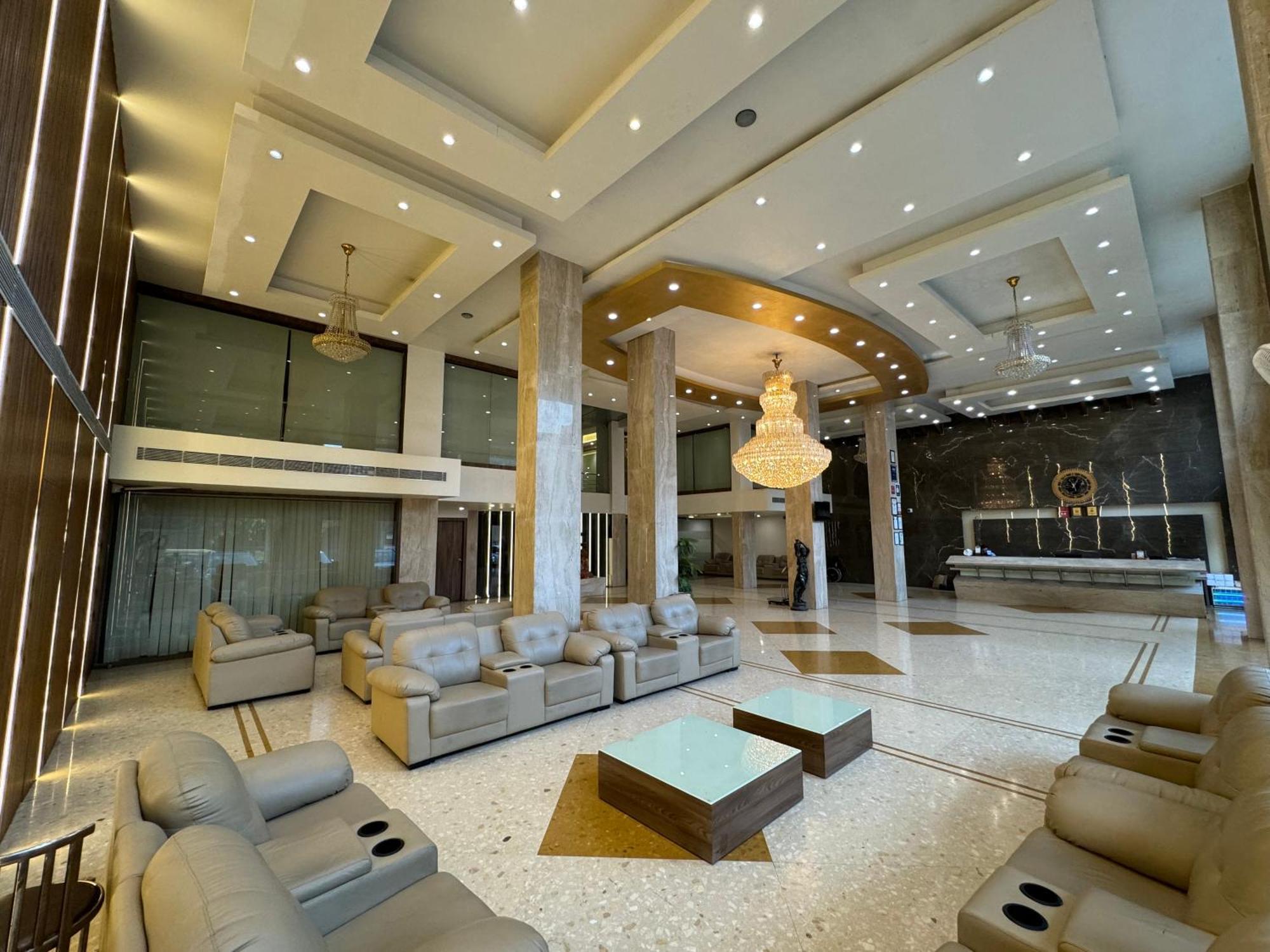 Hotel The Evergrand Palace Rajkot Extérieur photo