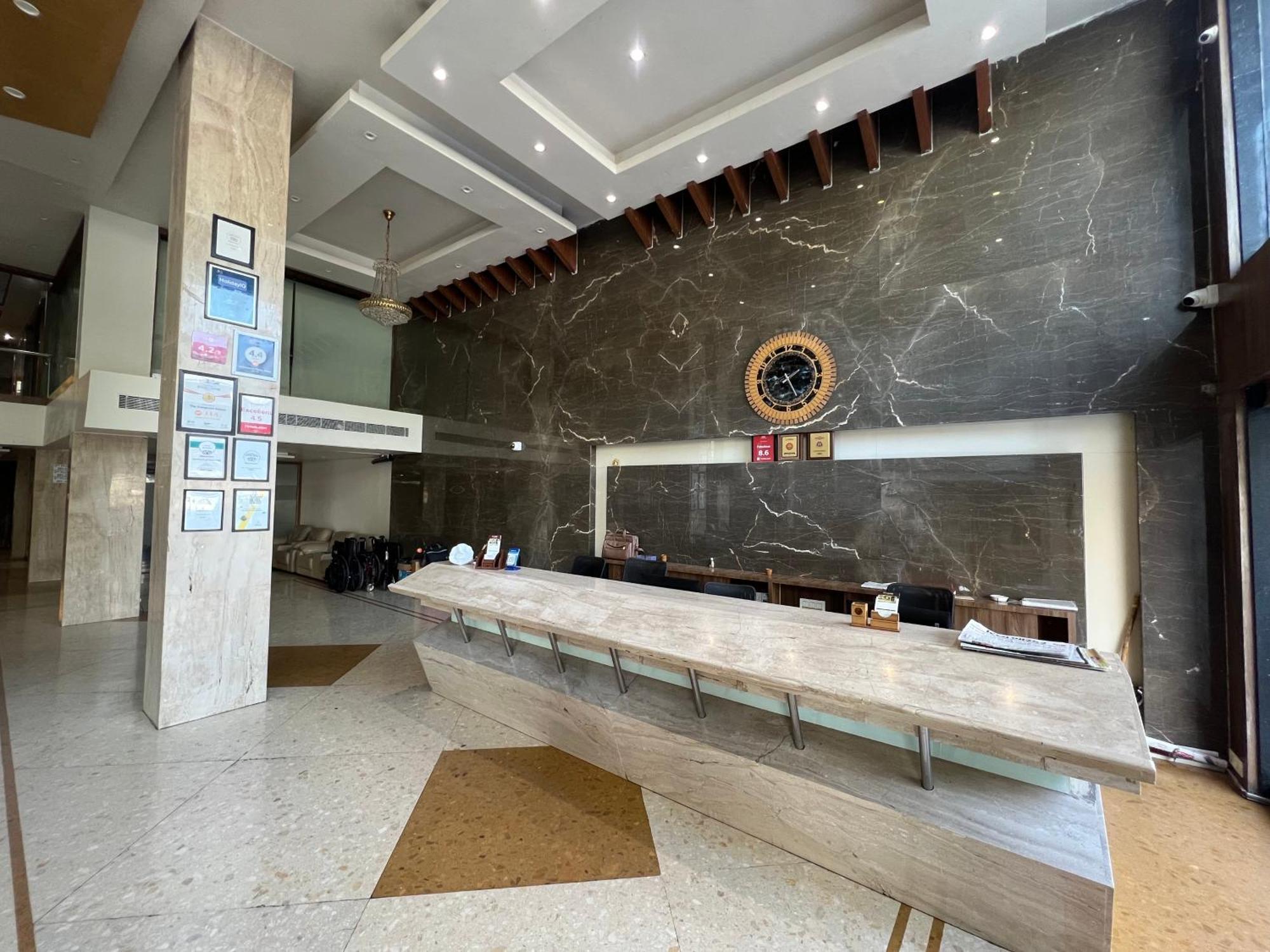 Hotel The Evergrand Palace Rajkot Extérieur photo