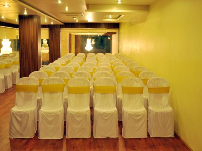 Hotel The Evergrand Palace Rajkot Extérieur photo