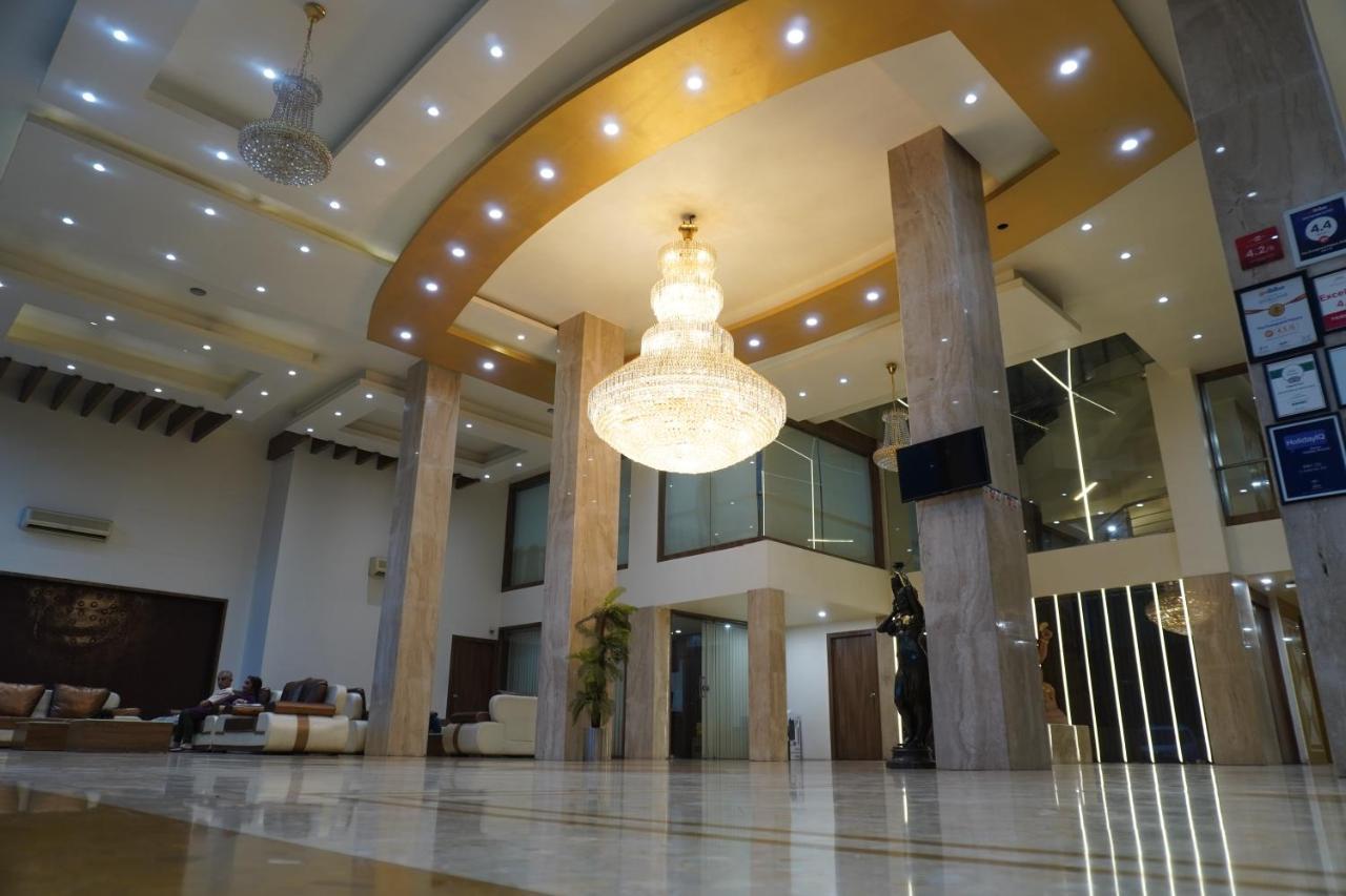 Hotel The Evergrand Palace Rajkot Extérieur photo