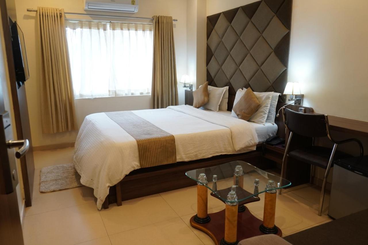 Hotel The Evergrand Palace Rajkot Extérieur photo